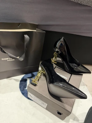 YSL womens black & Gold high heels -10cm - Almost as brand new with no stains or sign of use. Size 39, 100% real. Verificated on Vinted, receipt DM, 10cm high