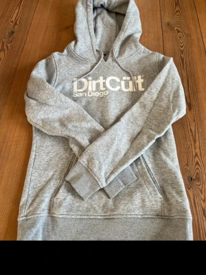 Grå dirtcult hoodie  - Använd några gånger så i fint skick o i storlek M men skulle vilja säga att den är i s-xs i storlek så liten i storleken.