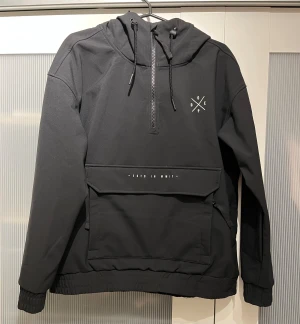 Svart Dope jacka dam stl S - Svart Dope dam storlek S. Inköpt vintern 2025 och använd fåtal gånger. Som ny. 