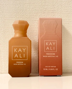Kayali Freedom Musk Matcha 10 ml - Kayali Freedom Musk Matcha, 10 ml. Enbart testsprayad ett fåtal gånger. Givetvis förvarad mörkt och svalt. Kommer i originalförpackningen.