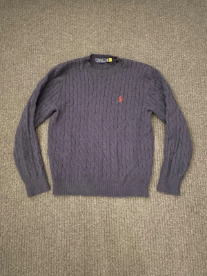 Ralph Lauren stickad tröja - Säljer nu denna feta stickade tröja från Ralph Lauren i storlek M, men passar mycket väl S också. Använd några fåtal gånger och har inga skador. Tveka inte att kontakta vid minsta fråga eller fundering 💭 Priset är självklart diskutabelt 💸