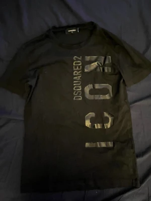 Dsquared2 t shirt - Svart dsquared2 t shirt i storlek M, använd men är i väldigt gott skick, pris kan diskuteras