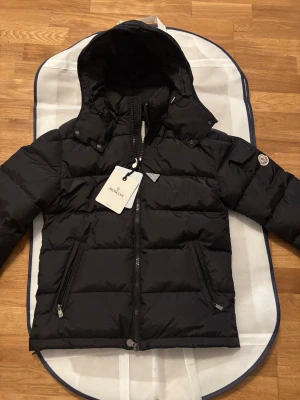 Moncler Vezere - Säljer nu min Moncler Vezere då jag har min Canada Goose redan så kommer inte använda denna jackan. Annars är den i jättefin skick som ni ser och helt ny. Tveka inte på att höra av er