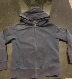 Ralph Lauren tröja - Strl 10-12 år, Mörkblå tröja med rött Ralphlauren märke