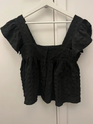 Asos topp  - Säljer den här jätte fina slutsålda tpppen från asos, nästan aldrig använd🙌🥰