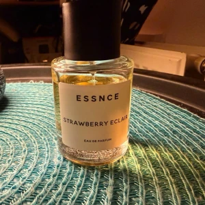 Essnce Parfym - Strawberry Eclair. Doftar jätte gott  Toppnoter • Jordgubbsfrosting & Röda bär • Använd skick 50 ML