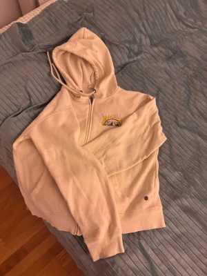 Tjocktröja jacka med design - Fin design på ryggen och vid ena bröstet, bra och varm luva och fickor vid magen.