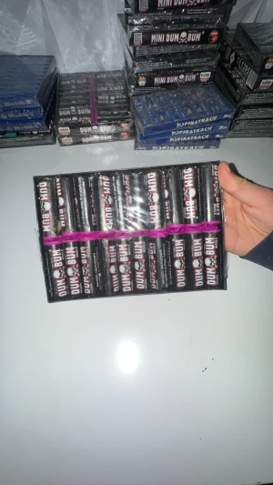 Svart dunväst från Dum Bum - Snygg svart dunväst från Dum Bum med raka linjer och klassisk form. Västen har ett stilrent utseende med diskreta detaljer och är perfekt för dig som gillar enkel och cool stil. Passar dig som vill ha en väst som sticker ut utan att vara för mycket.