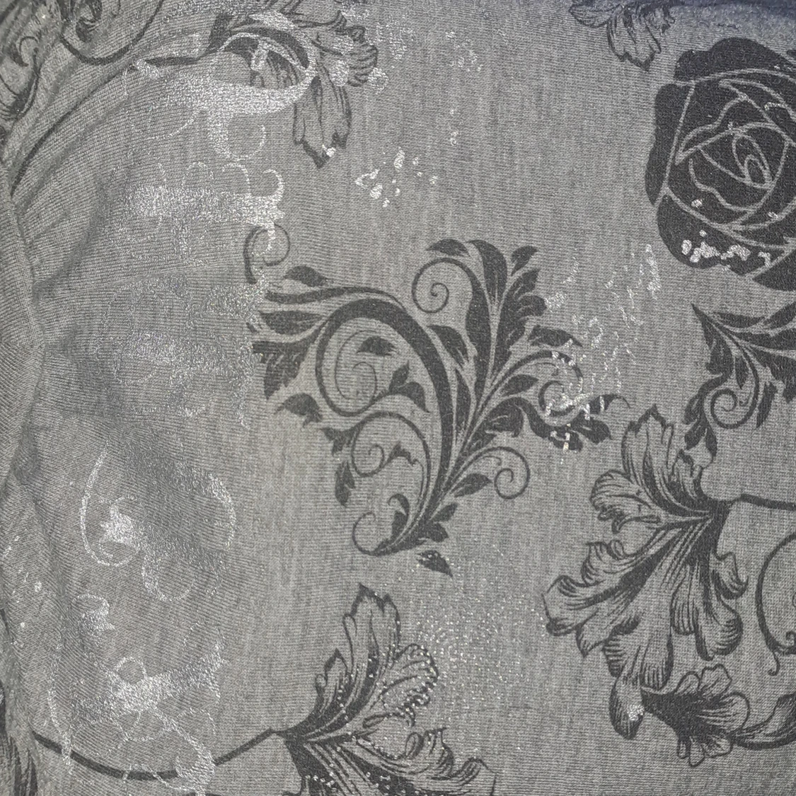 Grå långärmad topp med silvertryck - 1