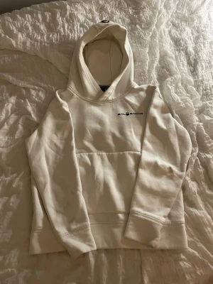 Sail Racing Hoodie - En vit Sail Racing hoodie i storlek 160 cm. Tröjan har använts varsamt och är i bra skick samt inga synliga skador. Ifall ni har fler frågor eller funderingar, kontakta mig gärna!