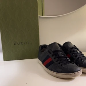 Gucci Ace Skor - Säljer ett par äkta svarta Gucci ace skor i storlek 41 1/2 i skick 6/10. Säljer dem pga att dem är för små. Box ingår.