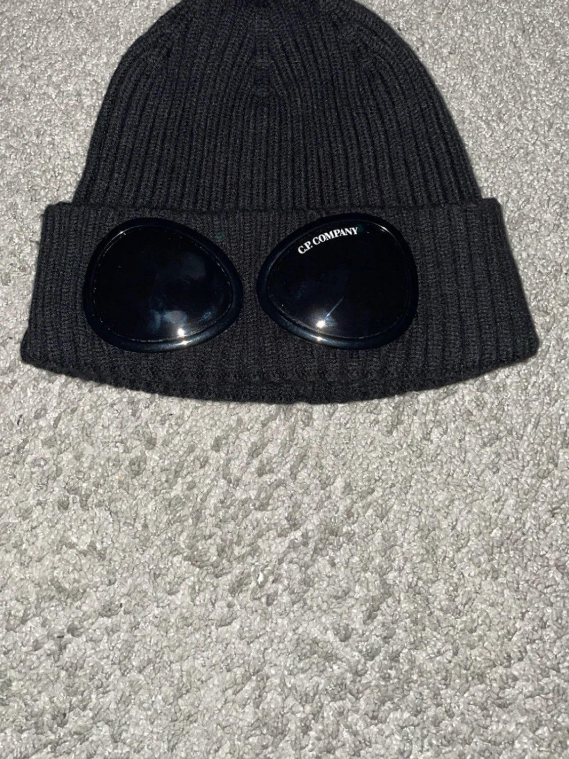 Svart Goggle-mössa från C.P. Company