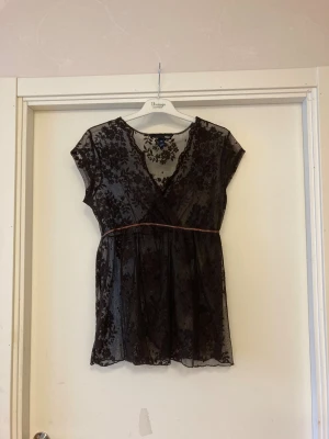 🍒Vintage babydoll spetsblus🍒 - 🍒LOVLEY LACE🍒Vacker skir babydoll fairycore blus i spets. Finns en liten reva i tyget fram, men syns inte när man har den på. Se bild.🍒