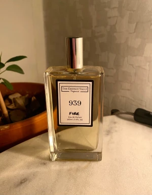 The Essence Vault 939 - The Essence Vault 939 - By the fireplace. Endast testad. En härlig och rökig doft  🔥 