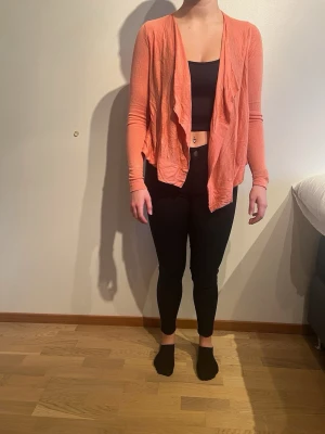 Kofta, korall. Stockh lm/ MQ/MARQET -  Stockh lm/ MQ/MARQET Trinny wrap  Tvättråd: 30°