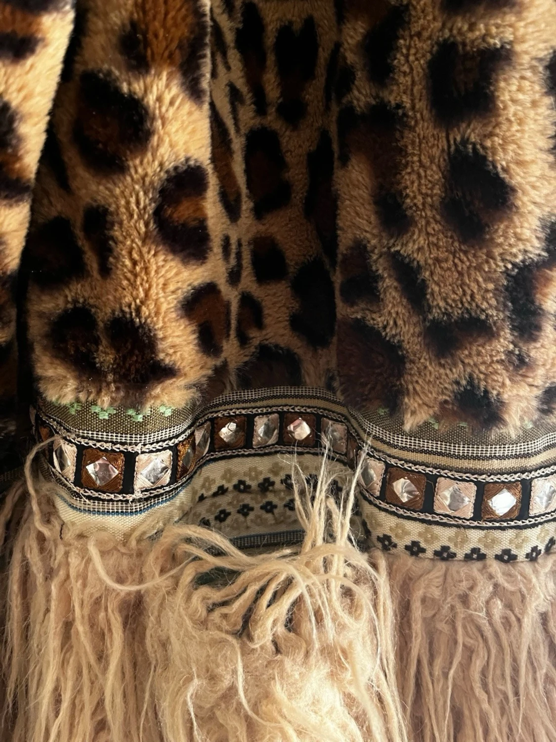 Leopardmönstrad pälsjacka med fransar - 2