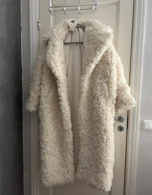 Kappa Gina tricot xs/s - Säljer denna fina kappa i en cremevit färg köpt på Vinted men tyvärr för stor för mig.. super fint skick! 