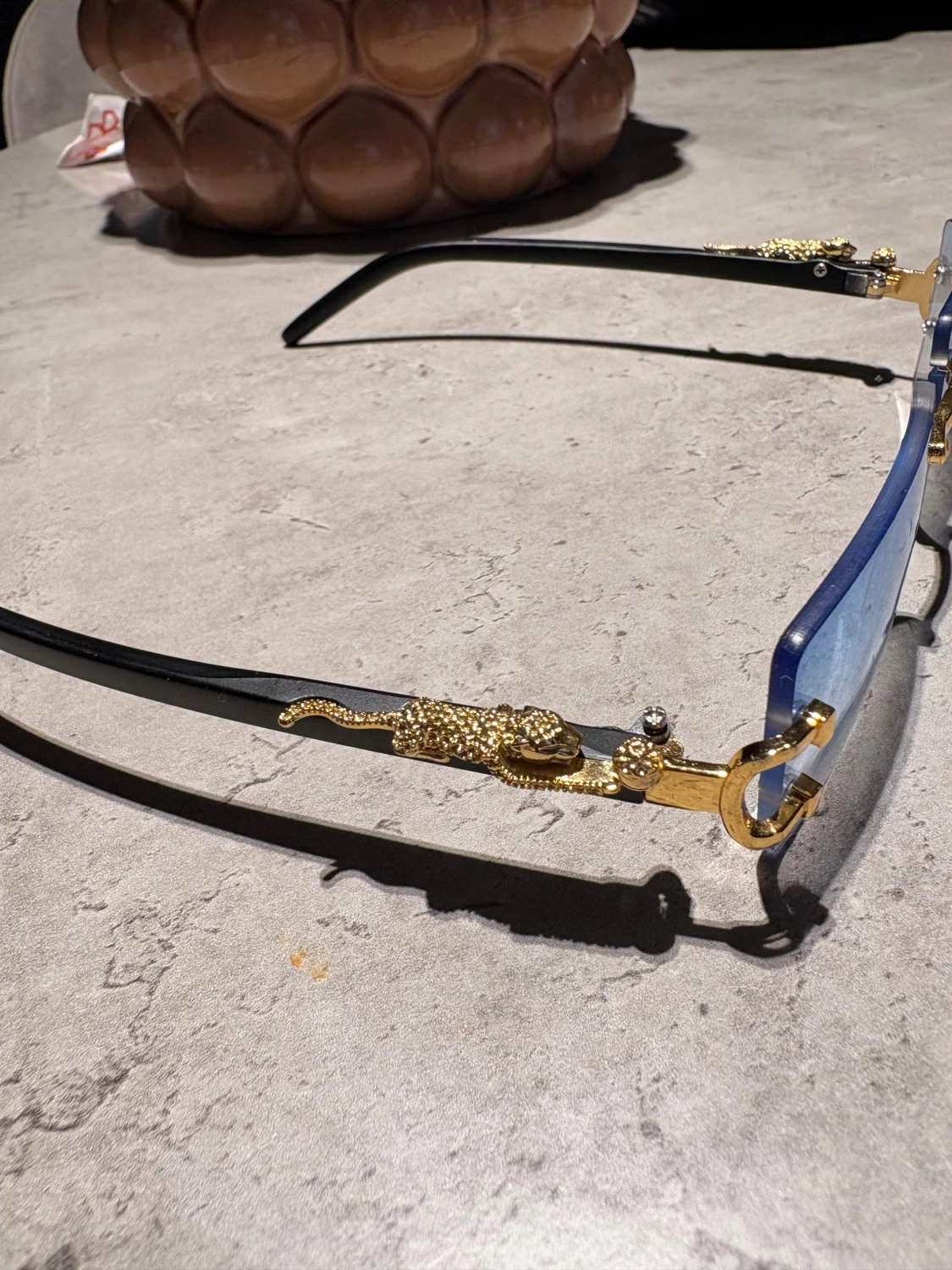 Blåtonade solglasögon med leoparddetalj - 1