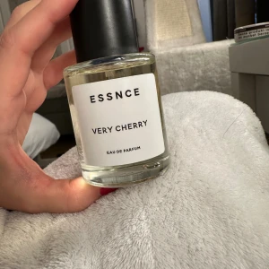 ESSNCE Very Cherry Eau de Parfum - Säljer min parfym från essnce i doften very cherry. Helt ny och enbart testad en gång med ett sprut. Doften ska efterlikna Lost Cherry från Tom Ford, perfekt nu till vintern. 