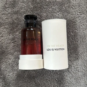 Louis Vuitton On The Beach EdP - On The Beach från Louis Vuitton är en Eau de Parfum i 100 ml flaska. Snygg och exklusiv doft från ett av världens mest ikoniska modehus. Tillverkad i Frankrike. Perfekt för dig som vill sticka ut med stil. 100 ml, du vet varför den är så billig….