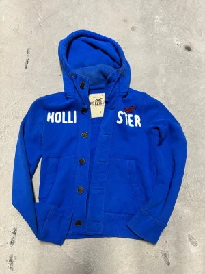 Vintage Hollister kofta med knappar  - Extremt eftertraktad och sällsynt vintage  Hollister hoodie med knappar! Grymt skick, inga defekter - ser exakt ut som på bild! Storlek S!. Skriv vid frågor!💬