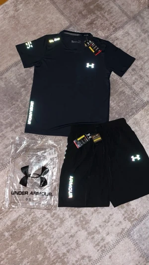 Under Armour Size M reflactive set - Under Armour Sizd M reflactive set svart shorts and t-shirt new with tags 