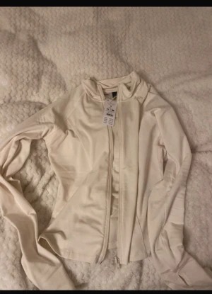 Kofta - Helt ny kofta då den endast är testad men passade ej mig. Tveka inte på att kontakta mig ifall du har fler frågor!