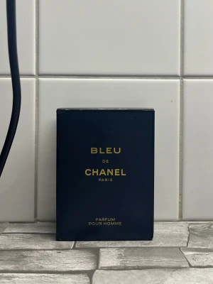 Bleu de Chanel Parfum Herr - Chanel de bleu Parfum, nyskick säljs då jag har en del parfymer och denna kommer aldrig till någon användning, Ca 85-90ML Kvar, kvitto kan skickas digitalt om önskas. (Kan gå ner i pris vid snabb affär) **ÄKTA** Batch nummer syns på dom två sista bilderna 