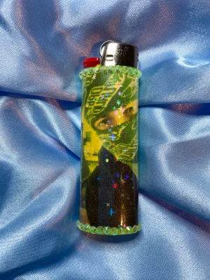 SMOKEDOPE2016 - MONEY - lighter  - ⭐️1st Refillable BIC MAXI LIGHTER med wrap & rhinestones ⭐️ ✨OBS: under lighter drop 13/12 kommer endast de lighters som har foto och eller sticker med sig i bilden inkludera det, de lighters som ej har något mer i bilden kommer utan något extra!✨🤍 FREEBIES (godis & random stickers) ingår alltid i alla paket 🤍