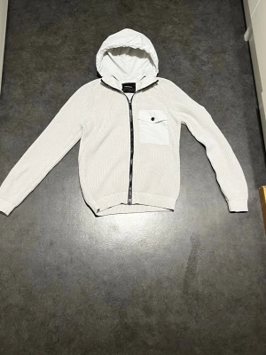 Cardigan ifrån Peak Performance  - Säljer en grymt schysst och unik cardigan/kofta ifrån Peak Performance. Skica bud!