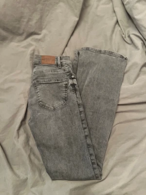 Gråa bootcut jeans från Gina  - Gråa snygga bootcut jeans med låg midja från Gina. 