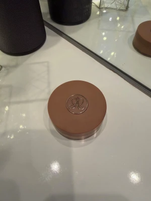 Anastasia Beverly Hills Cream Bronzer Amber - Anastasia Beverly Hills Cream Bronzer i färgen Amber. Endast testad 2 gånger, passar inte min hudton. Rengjord!!