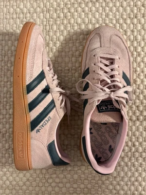 Adidas Spezial - Rosa adidas sneakers i mycket gott skick. Storlek 38 2/3. Nypris ca 1200.