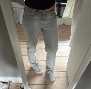 Grå jeans från g perfect jeans, storlek 34 - Snygga ljusgrå jeans från g perfect jeans i rak modell. Klassisk femficksdesign med knapp och dragkedja i midjan. Jeansen har en straight passform och är tillverkade i mjukt jeanstyg som sitter bekvämt hela dagen.