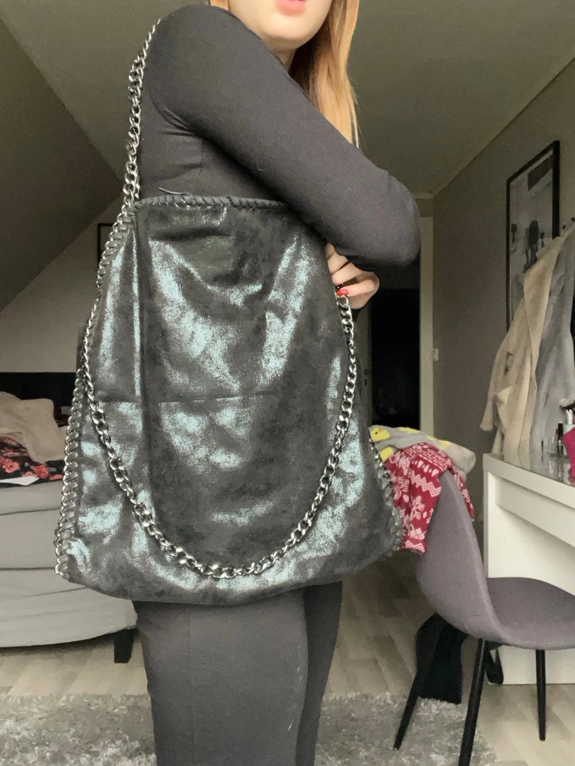 Svart axelväska med kedjedetaljer