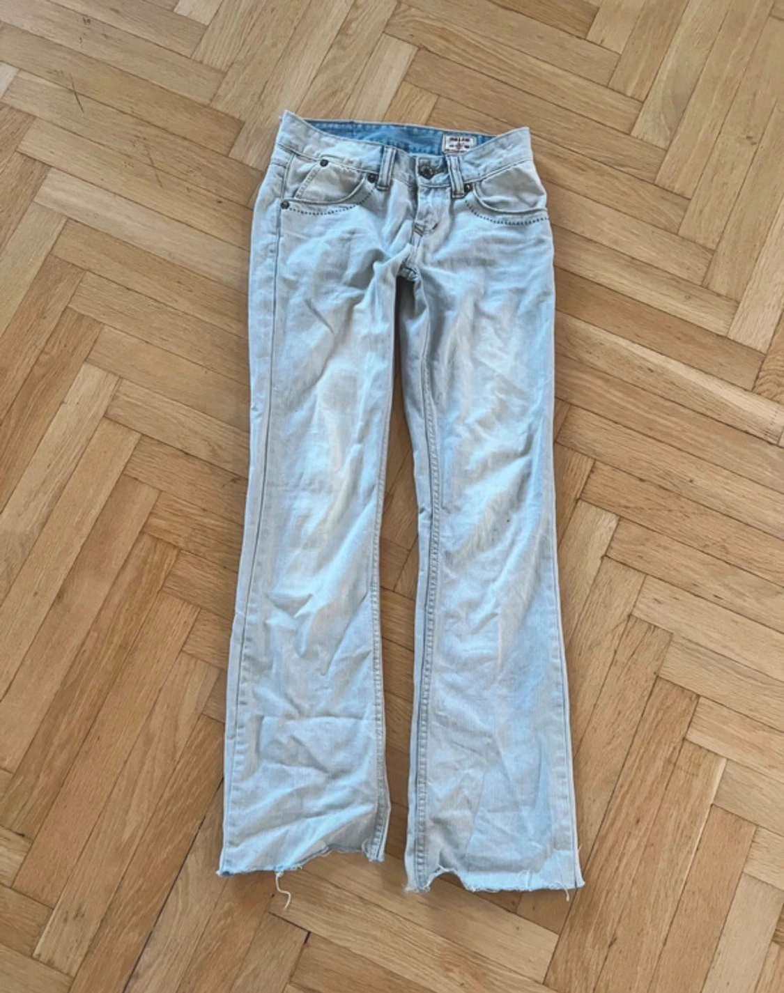 Ljusblå bootcut jeans med rå kant
