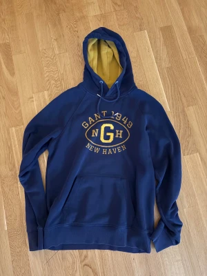Gant Hoodie - Hoodie i bra skick i utmärkt kvalitet. Storlek L men sitter som M.