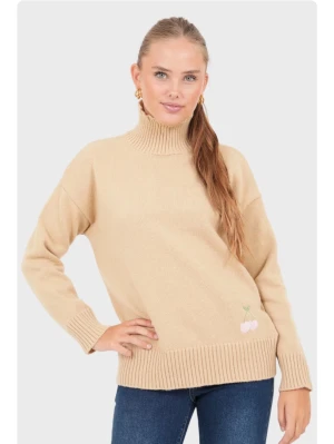 Beige stickad polotröja med körsbär - Beige stickad polotröja med ribbade muddar och hög krage. Söt broderad detalj med ljusrosa körsbär nertill. 