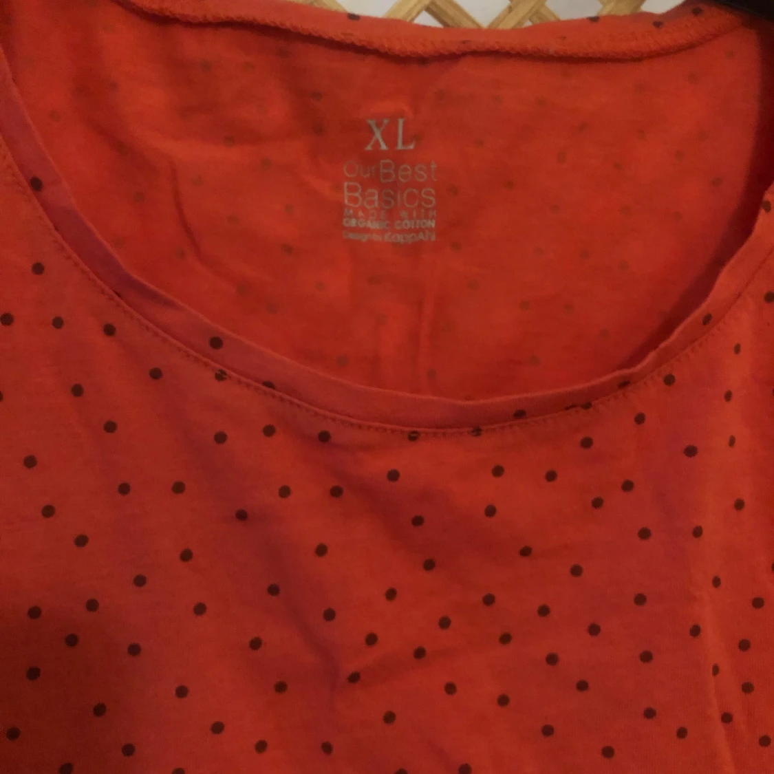 Röd prickig t-shirt från Our Best Basics - 1