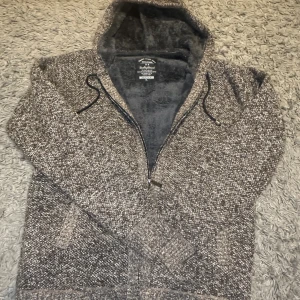Stickad hoddie päls  - Väldigt fint skick och en perfekt tröja att ha till vintern. Den sitter som en M. Modell är 182 cm. Tveka inte på att ställa frågor 