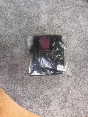 Svarta bootcut jeans från Cheap Monday - Säljer ett par svarta jeans från Cheap Monday med bootcut passform. Helt nya med prislapp och kvar i påsen. Blid 2 och 3 är på mina som jag använder just nu, så inte på dem som jag säljer men samma modell. Storlek 29/34 och passar personer som är 170+