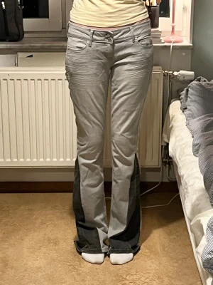Low bootcut mango jeans - Jättefina low bootcut jeans från Mango, som jag har sytt på en kil så att de är bootcut! Strl 38, men passar mig som har S/36 och är 172 💓 Skriv vid frågor eller för fler bilder!