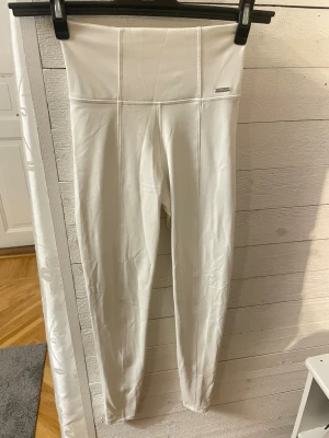 Varmfodrade AIMN tights off white - Fina vita varmfodrade träningstights från AIMN🤍Perfekta till de kallare årstiderna då de värmer lite extra tack vare fodret (se sista bilden). De är aldrig använda och har fortfarande prislappen kvar, därav säljer jag dem för 300kr. 