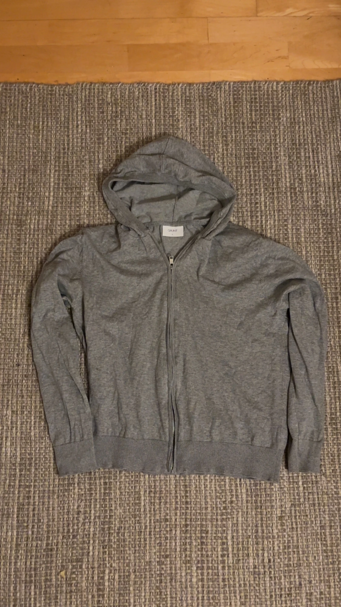 Grå hoodie från Grunt med dragkedja