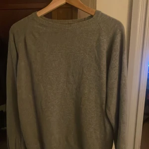 Tunn stickad tröja  - Rundhalsad tröja fr Oscar Jacobsson. Var inte rädd att fråga vid fundering.