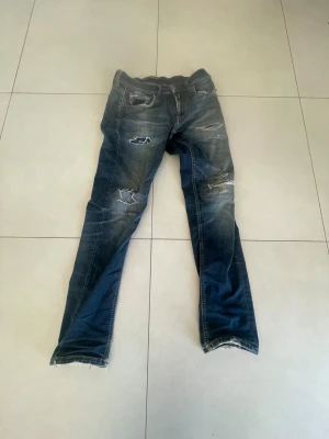 Replay jeans - Replay jeans i size 32 med mycket slitningar, helt ok skick… Finns rum för att droppa i pris!