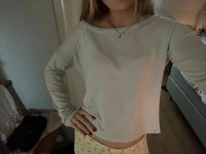 Ljusblå croppad långärmad tröja - Enkel och stilren ljusblå långärmad tröja med croppad passform och bred, något båtformad halsringning. Mjuk och skön, perfekt för chill dagar. Tröjan har en loose fit och är lätt att matcha med olika outfits. Från Nakd i storlek S. 🤍