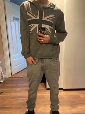 Säljer en indicode hoodie  - Säljer en indicode hoodie med flaggtryck på bröstet