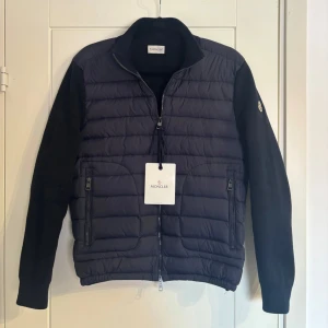 Moncler Wool Cardigan - Sällsynt Marinblå Moncler Wool Padded Cardigan. Skick 10/10. Oanvänd med tags samt industripåse. Både NFC samt QR-scan fungerar utmärkt. Fraktas samma dag. Storlek M dock passar dig med S i jackor. Vid intresse skicka ett PM!