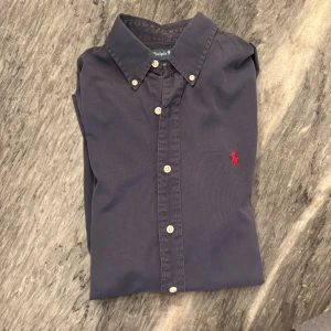 Ralph Lauren Skjorta - Ralph Lauren Skjorta i storlek M | Modell: Classic Fit | Nypris: 1199 | Mitt pris: 499 men är ej hugget i sten | Tveka ej på att skriva vid frågor eller funderingar ☺️